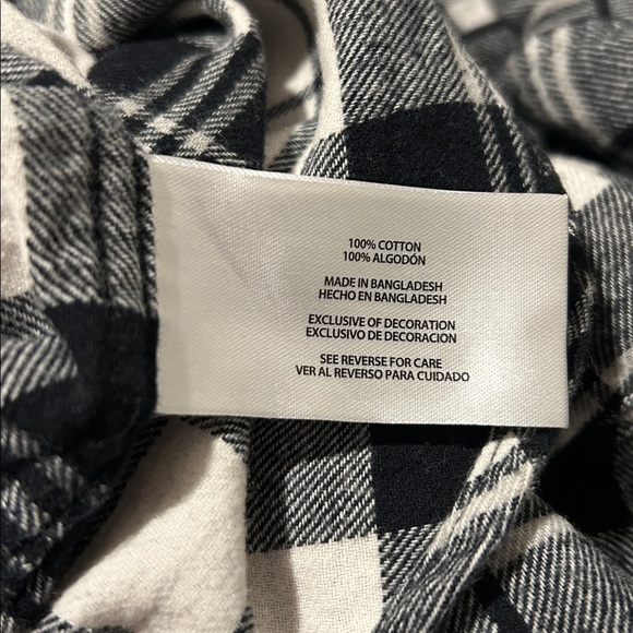 GAP Women’s Black and White flannel - Picture 4 of 4